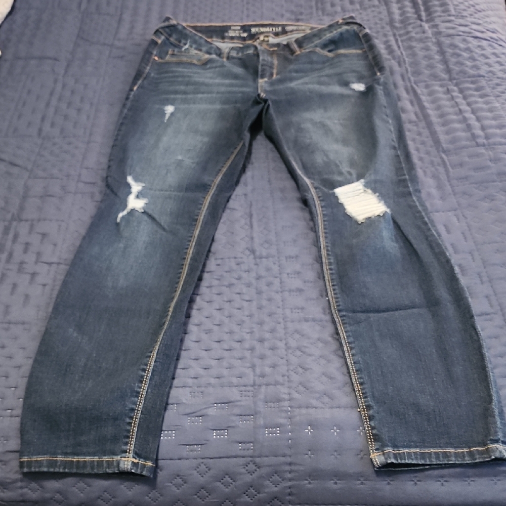**LAST CALL-DONATE 4/19**-EUC SOUNDSTYLE SLUMMIMG DESTRUCTED ANKLE SKINNY JEANS